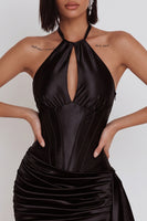 Laden Sie das Bild in den Galerie-Viewer, Schwarzes Satin Korsett Neckholder Schlüsselloch Gerafftes Kurzes Cocktailkleid mit Drapierung