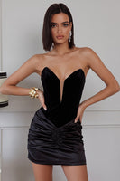 Laden Sie das Bild in den Galerie-Viewer, Schwarzes Bodycon Samt Trägerloses Gerafftes Kurzes Cocktailkleid