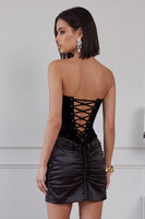 Laden Sie das Bild in den Galerie-Viewer, Schwarzes Bodycon Samt Trägerloses Gerafftes Kurzes Cocktailkleid