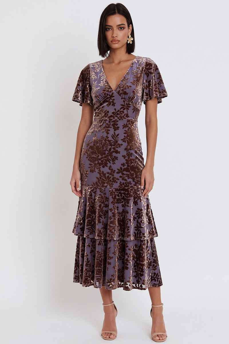 Laden Sie das Bild in den Galerie-Viewer, Pflaumen Samt Scheide V-Ausschnitt Stuften Rüschen Midi-Cocktailkleid mit Flatterärmeln