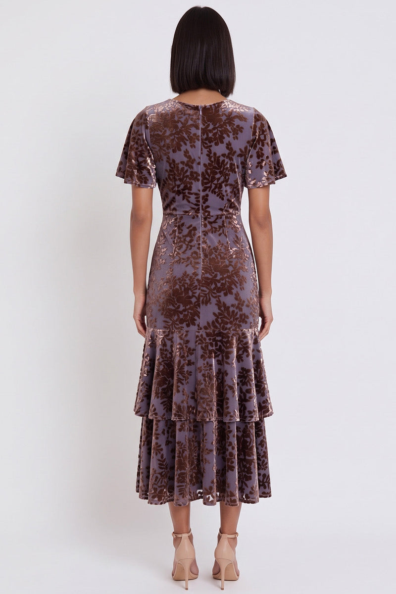 Laden Sie das Bild in den Galerie-Viewer, Pflaumen Samt Scheide V-Ausschnitt Stuften Rüschen Midi-Cocktailkleid mit Flatterärmeln
