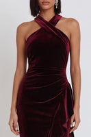 Laden Sie das Bild in den Galerie-Viewer, Burgunderrotes Samt High-Low Neckholder Meerjungfrauen Midi Cocktailkleid mit Rüschenschlitz
