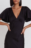 Laden Sie das Bild in den Galerie-Viewer, Schwarzes Satin Meerjungfrauen V-Ausschnitt Midi-Cocktailkleid mit Flatterärmeln