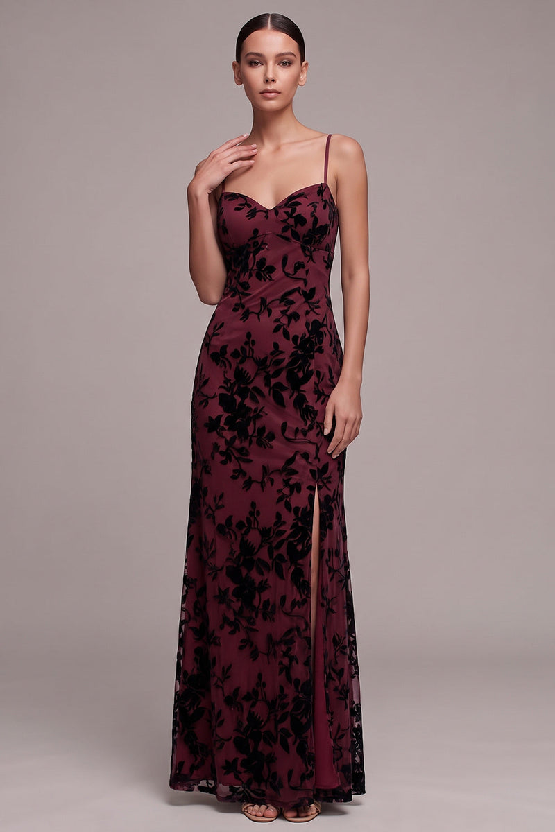 Laden Sie das Bild in den Galerie-Viewer, Burgunderrotes Scheiden Spaghetti-Träger Blumen Langes Samtkleid mit Schlitz