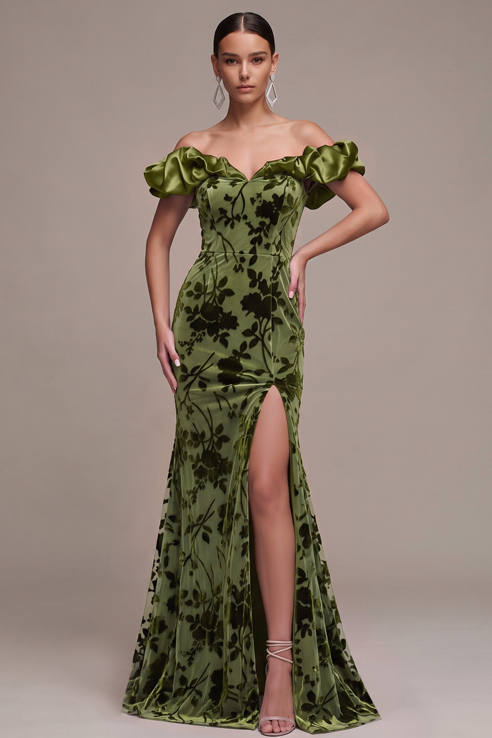 Olivfarbenes Puff-Off-the-Shoulder Meerjungfrauen Maxi Samtkleid mit Schlitz
