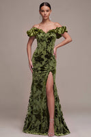 Laden Sie das Bild in den Galerie-Viewer, Olivfarbenes Puff-Off-the-Shoulder Meerjungfrauen Maxi Samtkleid mit Schlitz