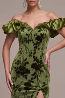 Laden Sie das Bild in den Galerie-Viewer, Olivfarbenes Puff-Off-the-Shoulder Meerjungfrauen Maxi Samtkleid mit Schlitz