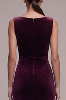 Laden Sie das Bild in den Galerie-Viewer, Cabernet Scheide Bateau-Ausschnitt Gerafftes Langes Samtkleid mit Schlitz