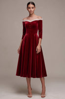 Laden Sie das Bild in den Galerie-Viewer, Burgunderrotes A-Linie Off-the-shoulder Rüschen Drei-Viertel-Ärmel Midi-Samtkleid mit bedecktem Knopf