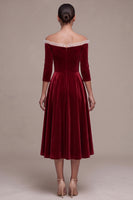 Laden Sie das Bild in den Galerie-Viewer, Burgunderrotes A-Linie Off-the-shoulder Rüschen Drei-Viertel-Ärmel Midi-Samtkleid mit bedecktem Knopf