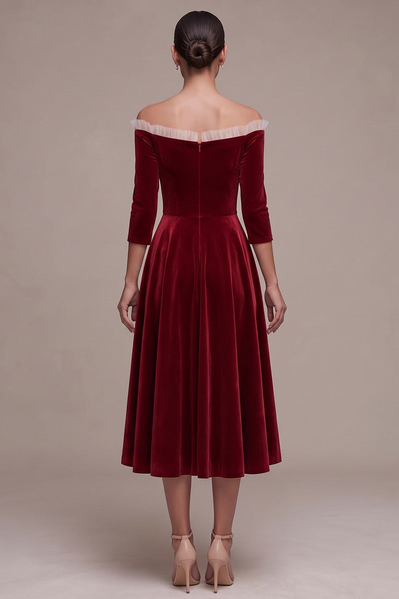 Laden Sie das Bild in den Galerie-Viewer, Burgunderrotes A-Linie Off-the-shoulder Rüschen Drei-Viertel-Ärmel Midi-Samtkleid mit bedecktem Knopf