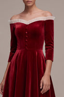 Laden Sie das Bild in den Galerie-Viewer, Burgunderrotes A-Linie Off-the-shoulder Rüschen Drei-Viertel-Ärmel Midi-Samtkleid mit bedecktem Knopf