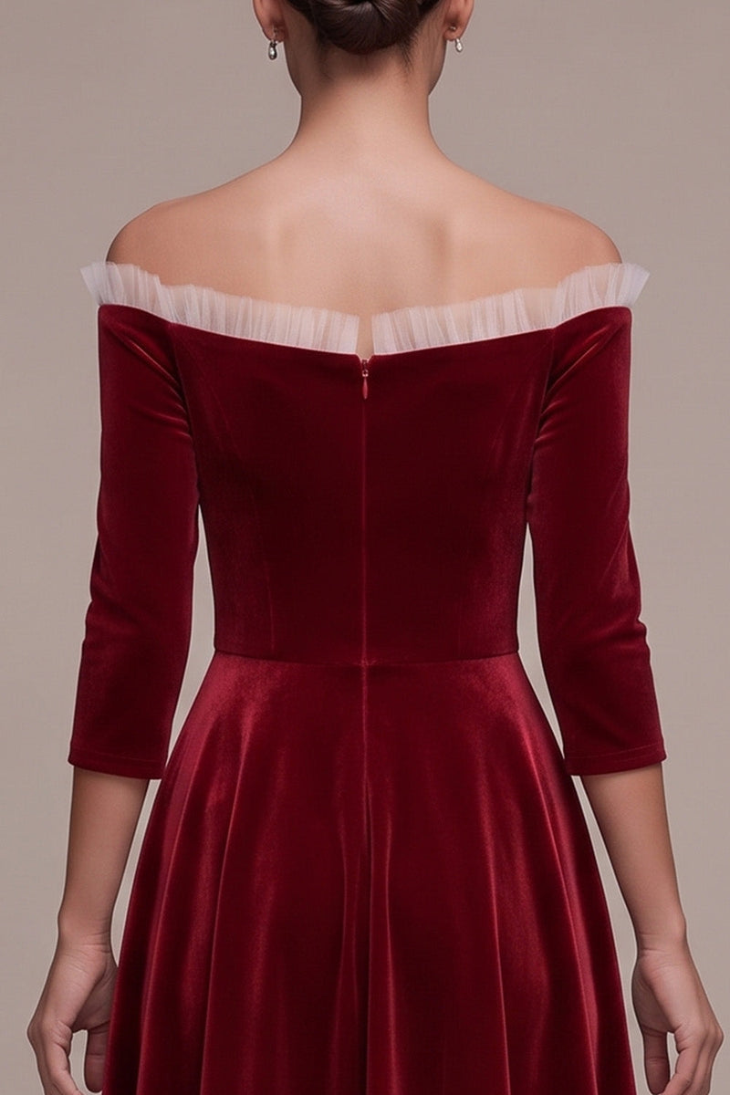 Laden Sie das Bild in den Galerie-Viewer, Burgunderrotes A-Linie Off-the-shoulder Rüschen Drei-Viertel-Ärmel Midi-Samtkleid mit bedecktem Knopf