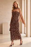 Laden Sie das Bild in den Galerie-Viewer, Kaffee Sheath Pailletten Fransen Trägerloses Midi Hochzeitsgastkleid mit Chiffon-Schärpe
