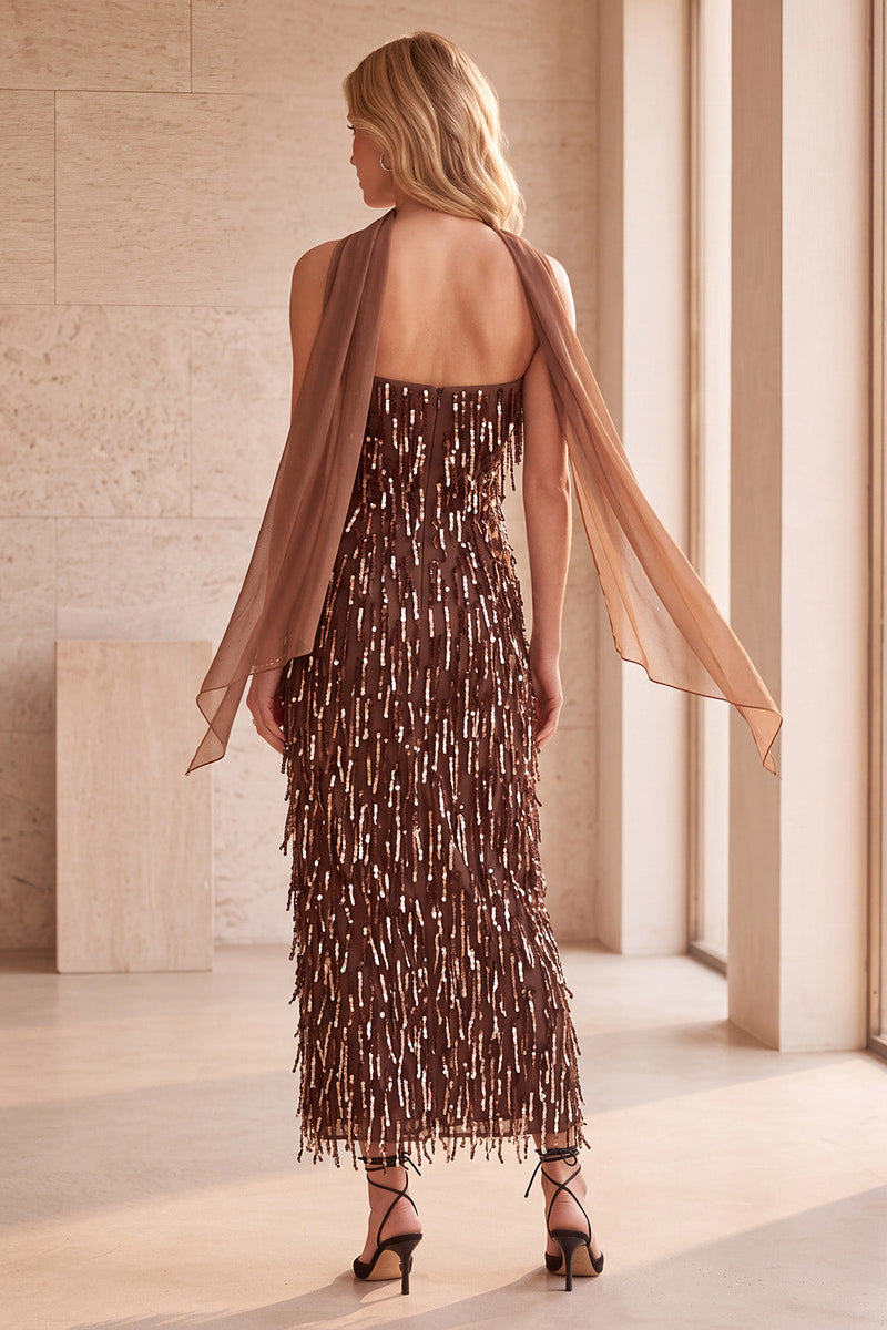 Laden Sie das Bild in den Galerie-Viewer, Kaffee Sheath Pailletten Fransen Trägerloses Midi Hochzeitsgastkleid mit Chiffon-Schärpe