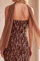 Laden Sie das Bild in den Galerie-Viewer, Kaffee Sheath Pailletten Fransen Trägerloses Midi Hochzeitsgastkleid mit Chiffon-Schärpe