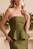 Laden Sie das Bild in den Galerie-Viewer, Olive Sheath Peplum Satin Trägerloses langes Hochzeitskleid mit Perlen