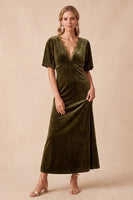 Laden Sie das Bild in den Galerie-Viewer, Olivgrün Samt A-Linien V Ausschnitt Kurze Ärmel Maxi Kleid für Hochzeitsgast mit Spitze