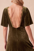 Laden Sie das Bild in den Galerie-Viewer, Olivgrün Samt A-Linien V Ausschnitt Kurze Ärmel Maxi Kleid für Hochzeitsgast mit Spitze