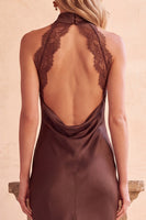 Laden Sie das Bild in den Galerie-Viewer, Kaffeebraun Etuikleid Satin Hochgeschlossener Ausschnitt Cut-outs Langes Kleid für Hochzeitsgast mit Spitze
