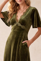 Laden Sie das Bild in den Galerie-Viewer, Olive A-Linie V-Ausschnitt Samt-Flutter-Ärmel Maxi Hochzeitskleid mit Spitze