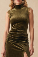 Laden Sie das Bild in den Galerie-Viewer, Olive Sheath Hochhals mit gerafftem Samt-Maxi-Hochzeitskleid mit Spitze