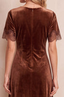 Laden Sie das Bild in den Galerie-Viewer, Kaffee Samt Rundhals Sheath Spitzen Kurzärmel Midi Kleid