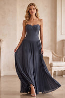 Laden Sie das Bild in den Galerie-Viewer, Graublaues A-Linien-Chiffon-Falten, trägerloses langes Hochzeitskleid mit Spitze