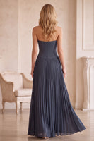 Laden Sie das Bild in den Galerie-Viewer, Graublaues A-Linien-Chiffon-Falten, trägerloses langes Hochzeitskleid mit Spitze