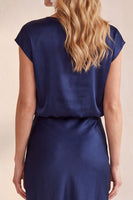 Laden Sie das Bild in den Galerie-Viewer, Marineblaues Cowl-Hals Scheiden Satin Spitzen Midi Hochzeitsgastkleid mit Mützenärmeln