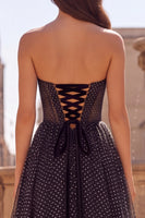 Laden Sie das Bild in den Galerie-Viewer, Schwarzes A-Linien-Polka-Dots-Schlüsselloch-Tüll-Korsett, trägerloses langes Abschlussballkleid mit Schleife