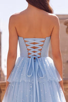 Laden Sie das Bild in den Galerie-Viewer, Hellblaues A-Linien-Tüll, gestufte, rüschende Streißsteine, Perlen, trägerloses langes Abschlussballkleid mit Schleife