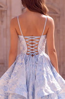 Laden Sie das Bild in den Galerie-Viewer, Hellblaues Jacquard-A-Linie, gestuftes, rüschendes Spaghettiträger langes Abschlussballkleid mit Schlitz