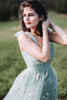 Laden Sie das Bild in den Galerie-Viewer, Grünes Langes A-Linie Tüll Ballkleid mit Spaghettiträgern und Rüschen und Stickerei