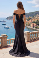 Laden Sie das Bild in den Galerie-Viewer, Off-the-shoulder schwarzes Meerjungfrauen-Satin-Abschlussballkleid
