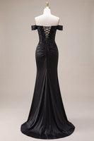 Laden Sie das Bild in den Galerie-Viewer, Off-the-shoulder schwarzes Meerjungfrauen-Satin-Abschlussballkleid