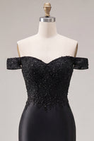 Laden Sie das Bild in den Galerie-Viewer, Off-the-shoulder schwarzes Meerjungfrauen-Satin-Abschlussballkleid