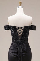 Laden Sie das Bild in den Galerie-Viewer, Off-the-shoulder schwarzes Meerjungfrauen-Satin-Abschlussballkleid