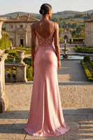 Laden Sie das Bild in den Galerie-Viewer, Lange Abschlusskleid mit rougefarbenem Meerjungfrauen-Applikation und Schlitz