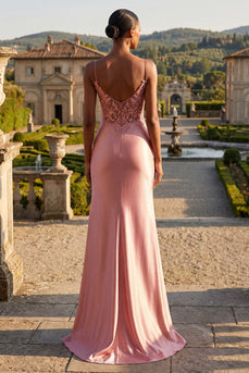 Lange Abschlusskleid mit rougefarbenem Meerjungfrauen-Applikation und Schlitz