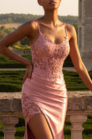 Laden Sie das Bild in den Galerie-Viewer, Lange Abschlusskleid mit rougefarbenem Meerjungfrauen-Applikation und Schlitz