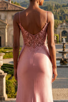 Laden Sie das Bild in den Galerie-Viewer, Lange Abschlusskleid mit rougefarbenem Meerjungfrauen-Applikation und Schlitz