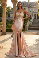 Laden Sie das Bild in den Galerie-Viewer, Trägerloses Champagner-Meerjungfrauen-Korsett mit Appliquierung langes Abschlussballkleid mit Schlitz