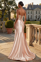 Laden Sie das Bild in den Galerie-Viewer, Trägerloses Champagner-Meerjungfrauen-Korsett mit Appliquierung langes Abschlussballkleid mit Schlitz