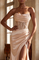 Laden Sie das Bild in den Galerie-Viewer, Trägerloses Champagner-Meerjungfrauen-Perlen, gerafftes langes Abschlussballkleid mit Schlitz