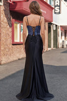 Laden Sie das Bild in den Galerie-Viewer, Schwarzes Perlen-Meerjungfrauen-Satin-Abschlussballkleid mit Schlitz