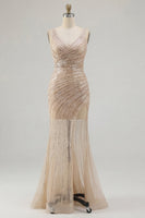 Laden Sie das Bild in den Galerie-Viewer, Goldenes V-Ausschnitt Meerjungfrauen-Pailletten-Abschlusskleid mit Schlitz