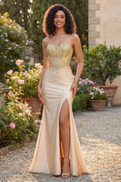 Laden Sie das Bild in den Galerie-Viewer, Sweetheart Champagner-Perlen-Meerjungfrauen-Korsett Langes Abschlussballkleid mit Schlitz