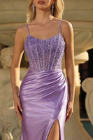 Laden Sie das Bild in den Galerie-Viewer, Lavendelfarbenes Korsett-Meerjungfrauen-Abschlussballkleid mit Schlitz