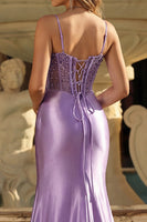 Laden Sie das Bild in den Galerie-Viewer, Lavendelfarbenes Korsett-Meerjungfrauen-Abschlussballkleid mit Schlitz